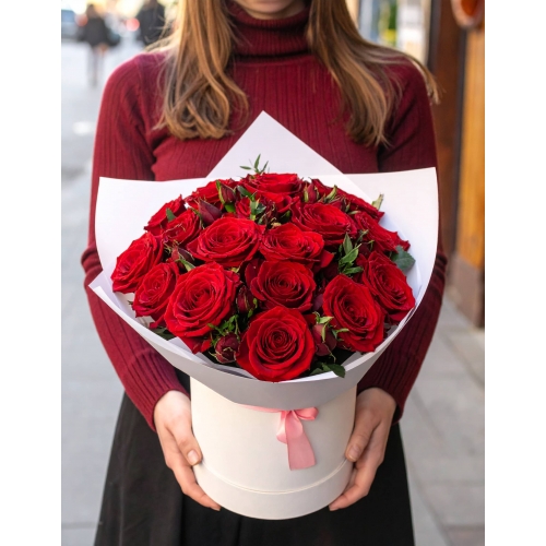 Букет 21 красная роза в шляпной коробке